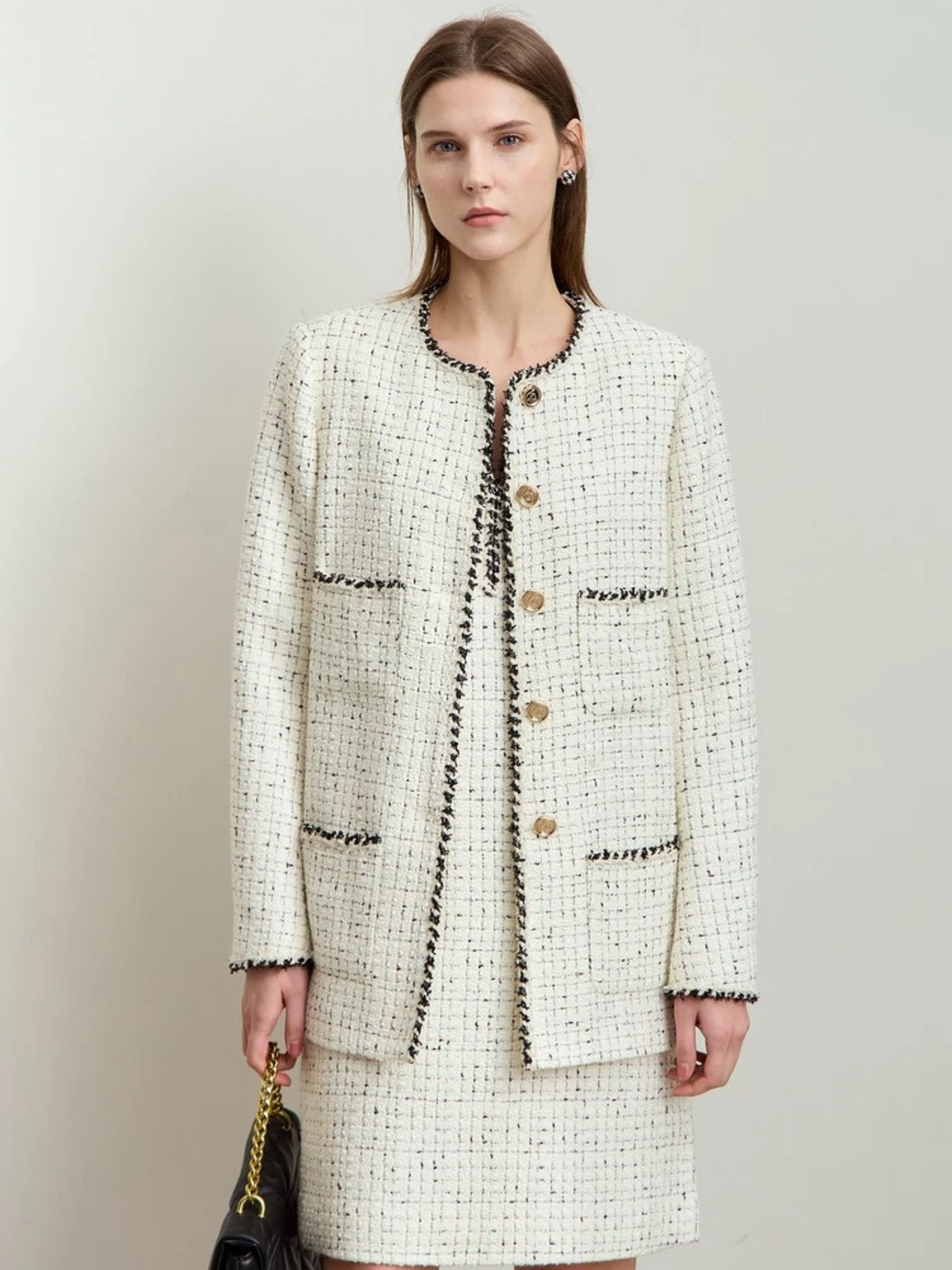 Weißes Tweed-Zweiteiler-Set mit Goldknöpfen, Modell frontal.