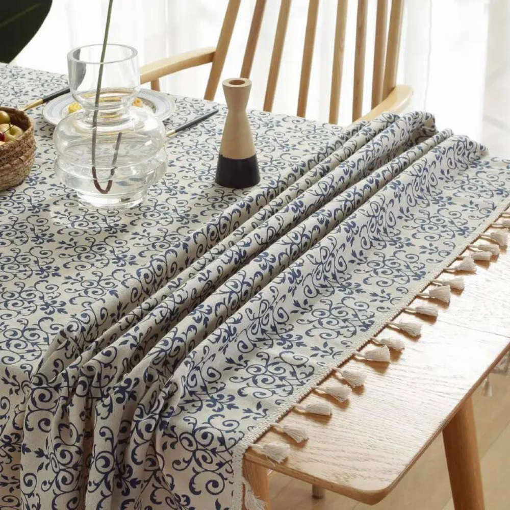 Gemusterte Tischdecke im Landhausstil