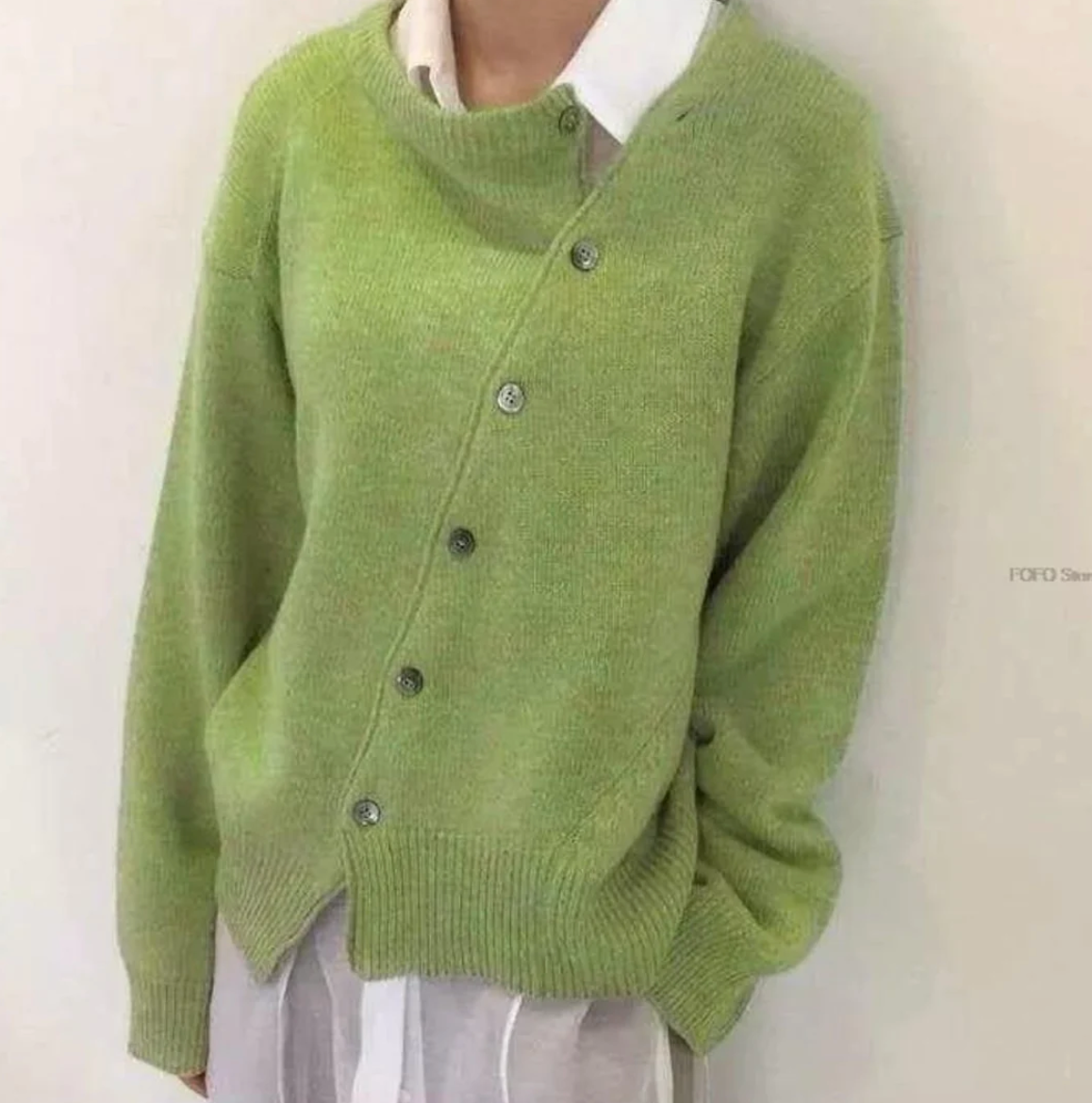 Elarova | Weiche Kaschmirstrickjacke mit diagonalem Knopfverschluss