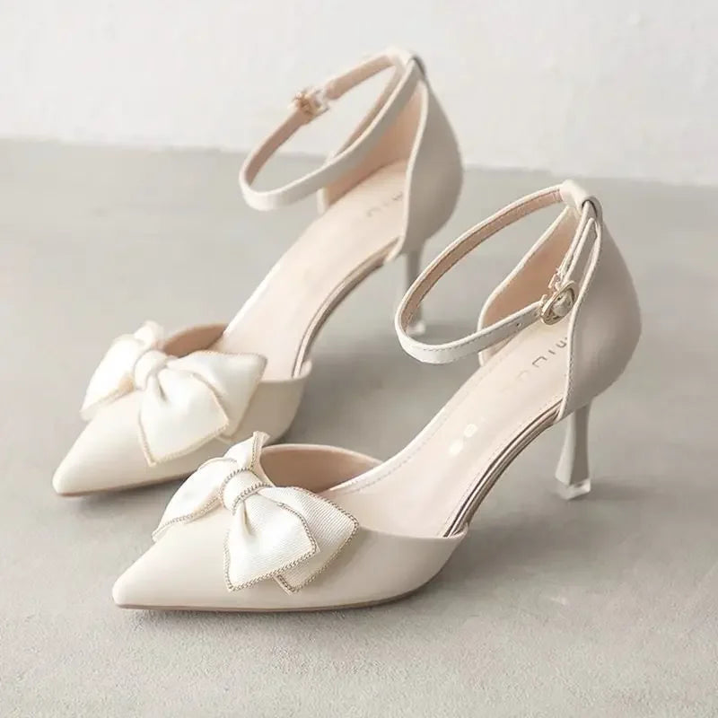 Damen Riemchen Schuhe Spitz Absatz Fliege Detail
