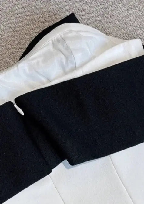 Weißes Damenminikleid mit er Schleife und V-Ausschnitt