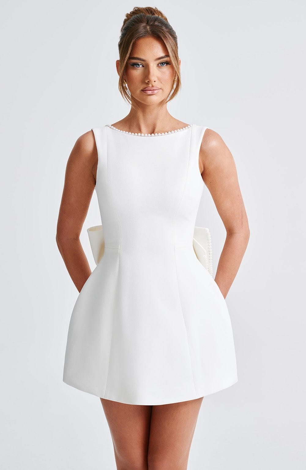 Kurzes Damenkleid Elegantes Design mit kunstvollen Details
