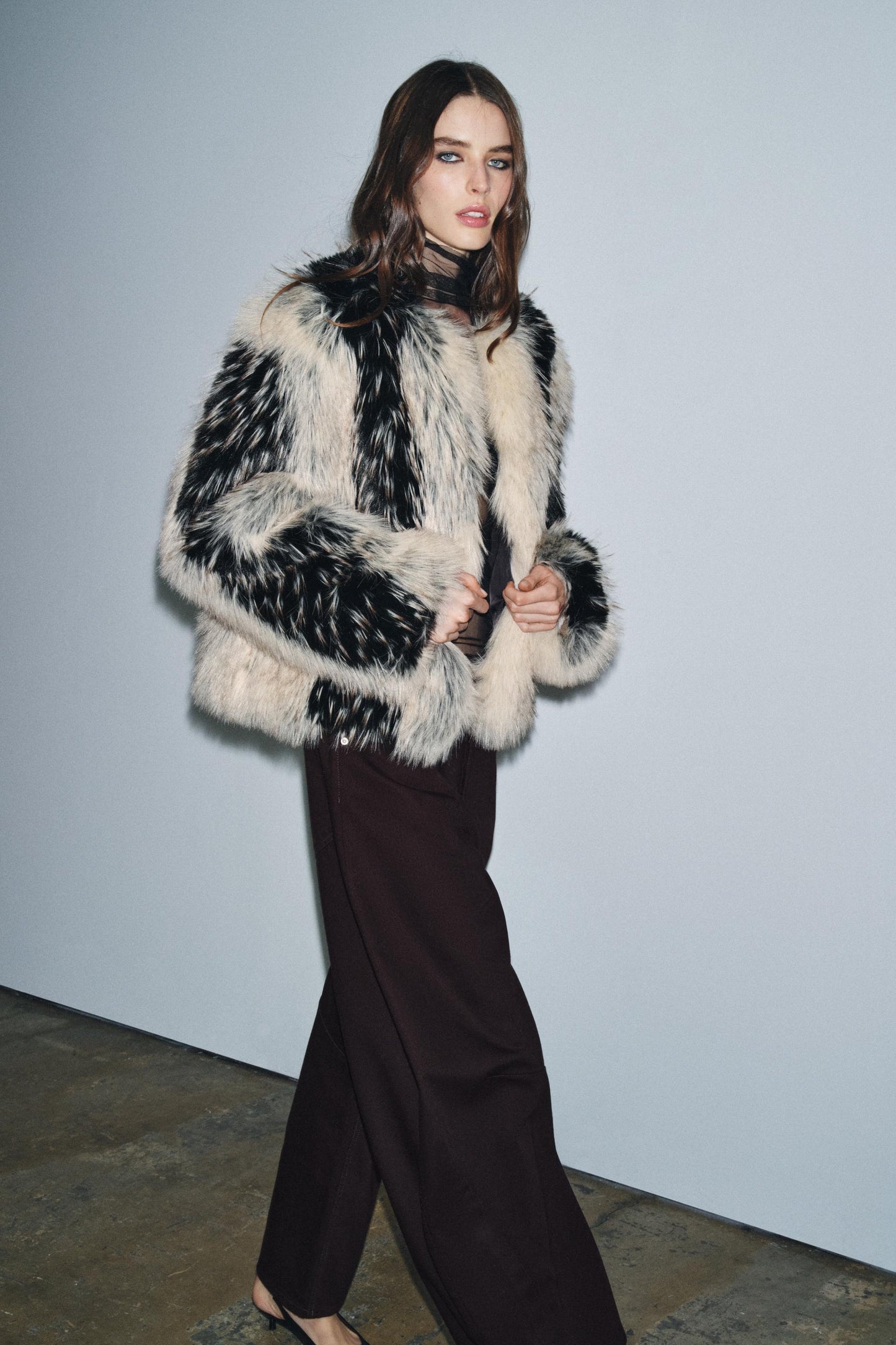 Solayne fluffy statement coat schwarz creme Seitenansicht Modell