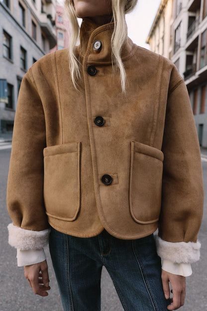 nahaufnahme shearling jacke mit wildleder look und kragen