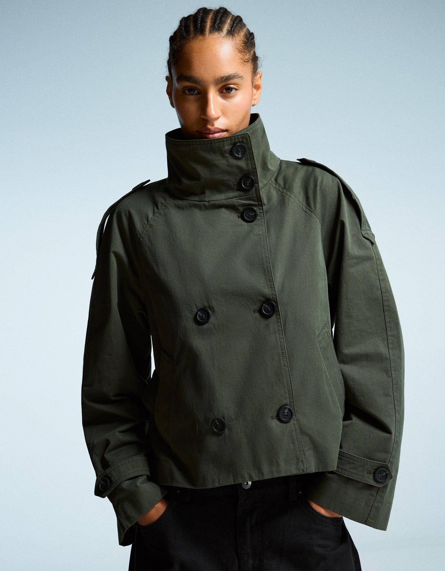 grun kurzer trenchcoat mit bindegürtel flach fotografiert