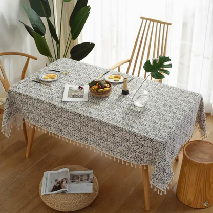 Gemusterte Tischdecke im Landhausstil