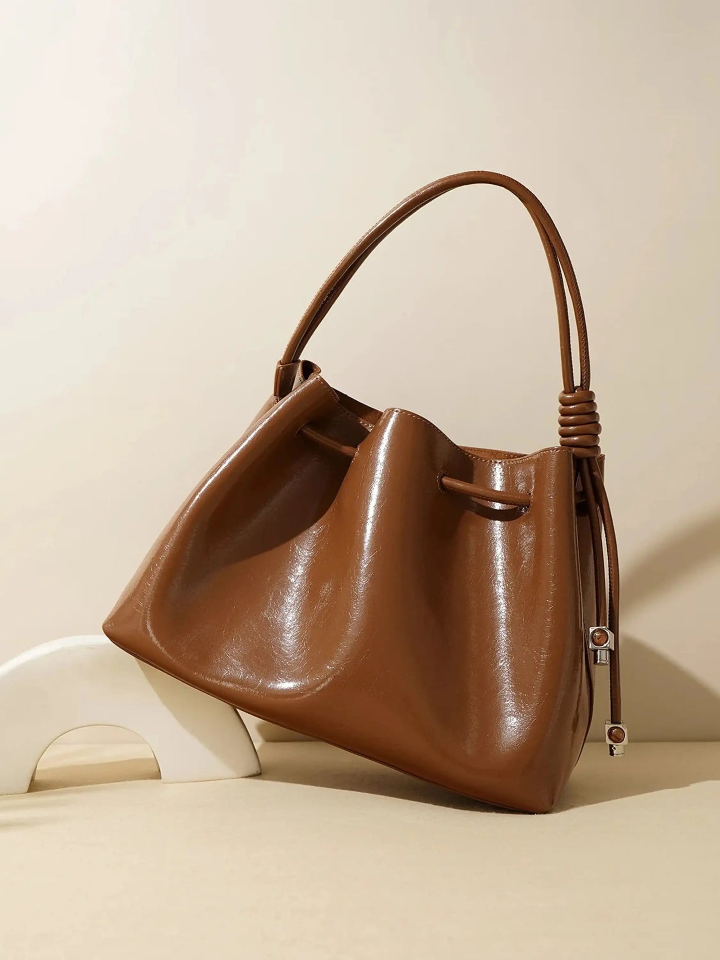 Glänzende Damenhandtasche mit Kordelzug