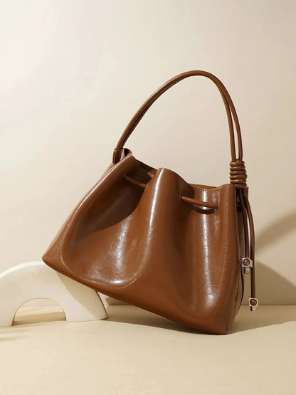 Glänzende Damenhandtasche mit Kordelzug