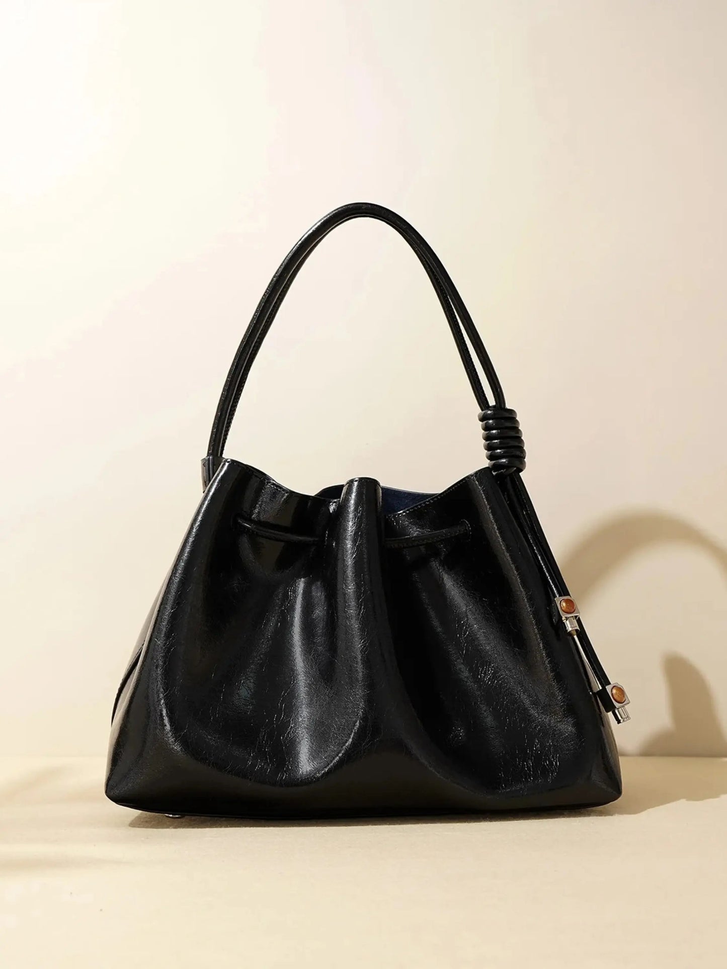 Glänzende Damenhandtasche mit Kordelzug