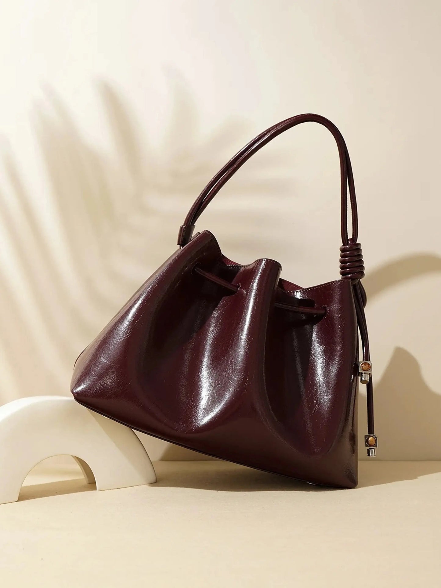 Glänzende Damenhandtasche mit Kordelzug