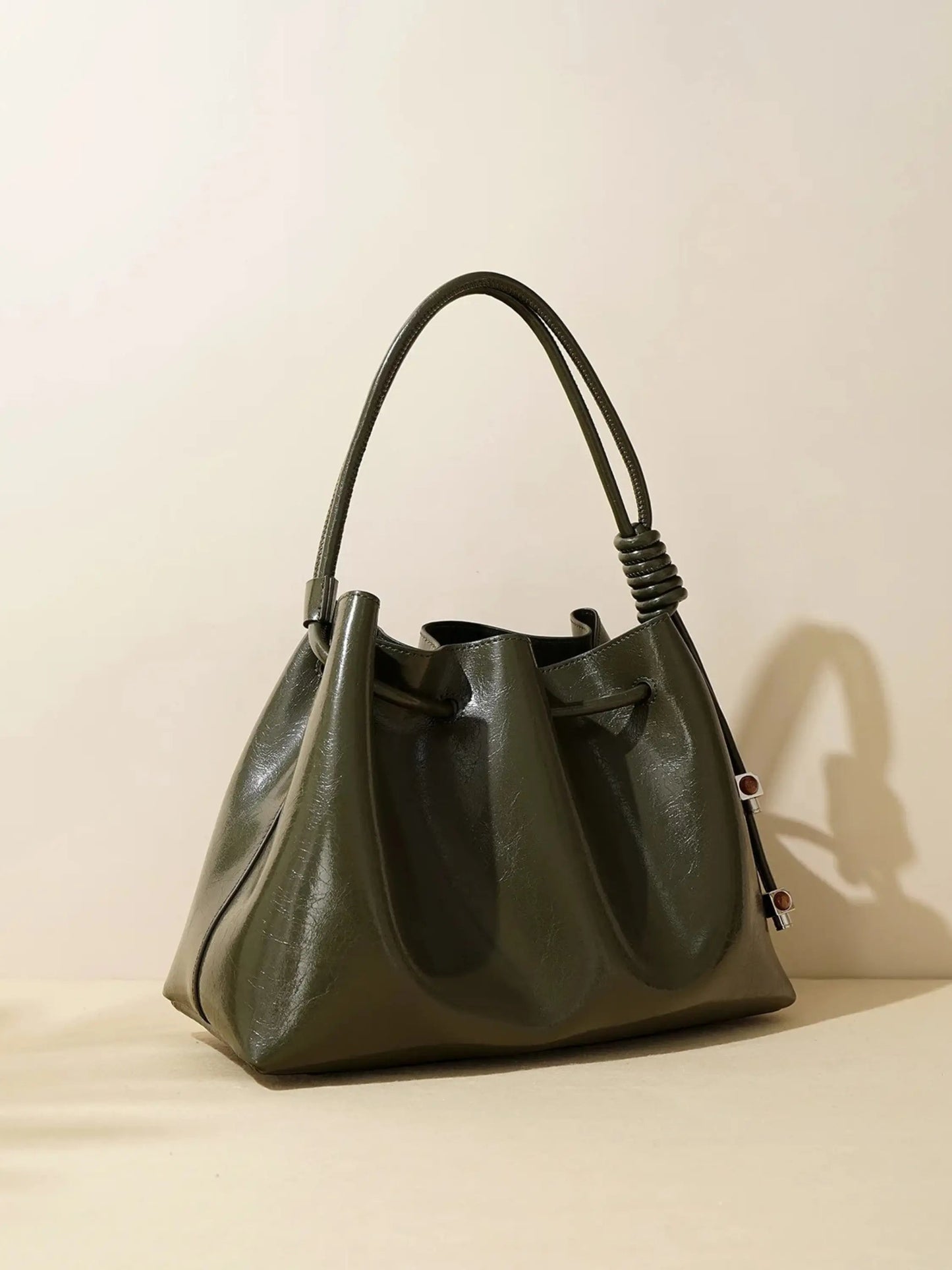 Glänzende Damenhandtasche mit Kordelzug