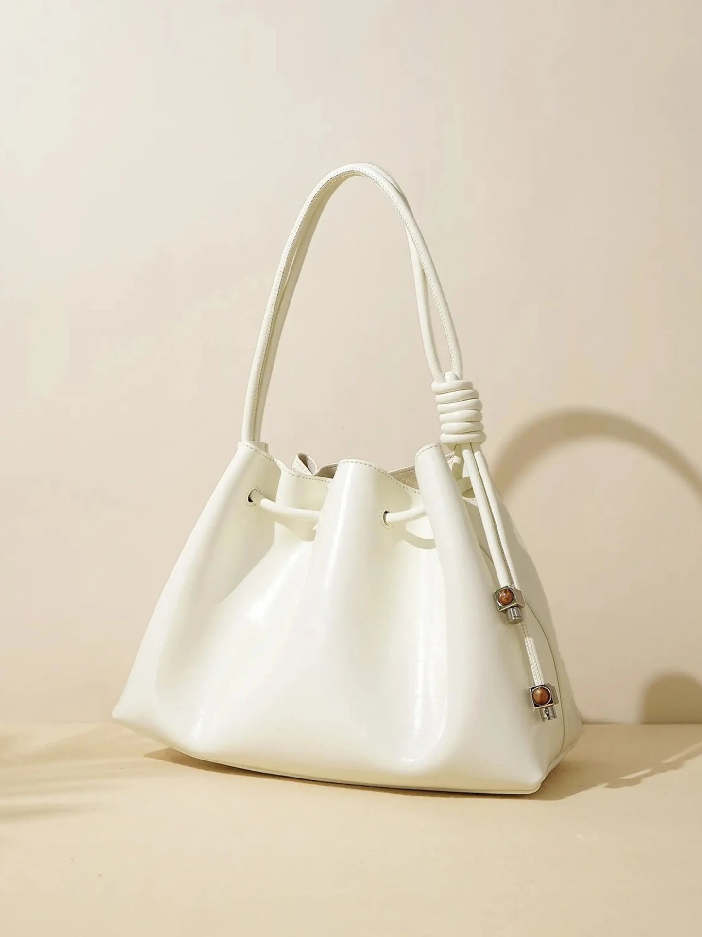 Glänzende Damenhandtasche mit Kordelzug