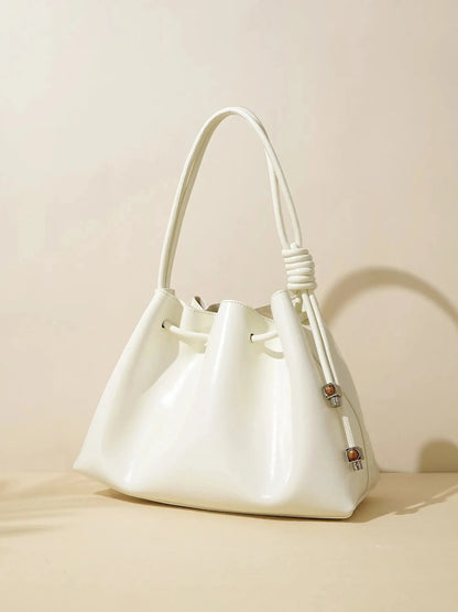 Glänzende Damenhandtasche mit Kordelzug