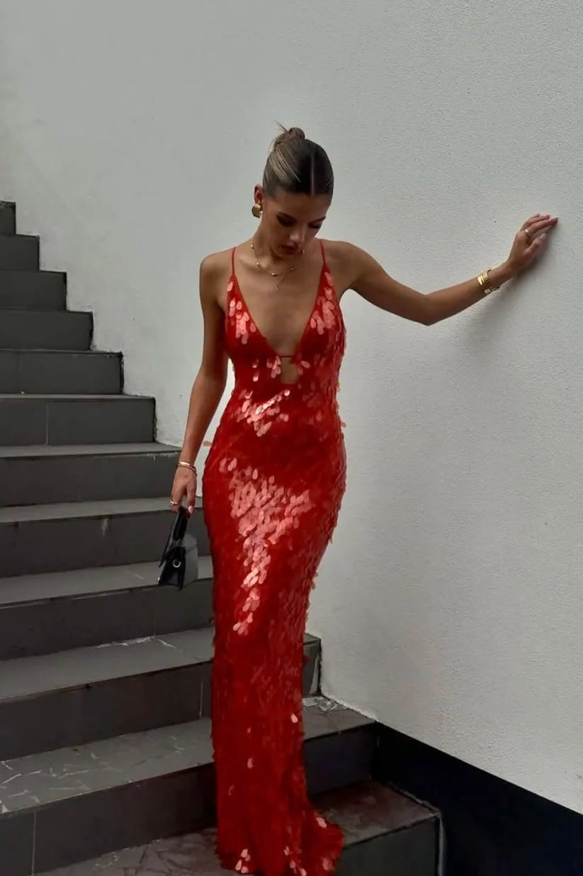 frau in rotem pailletten abendkleid mit v-ausschnitt