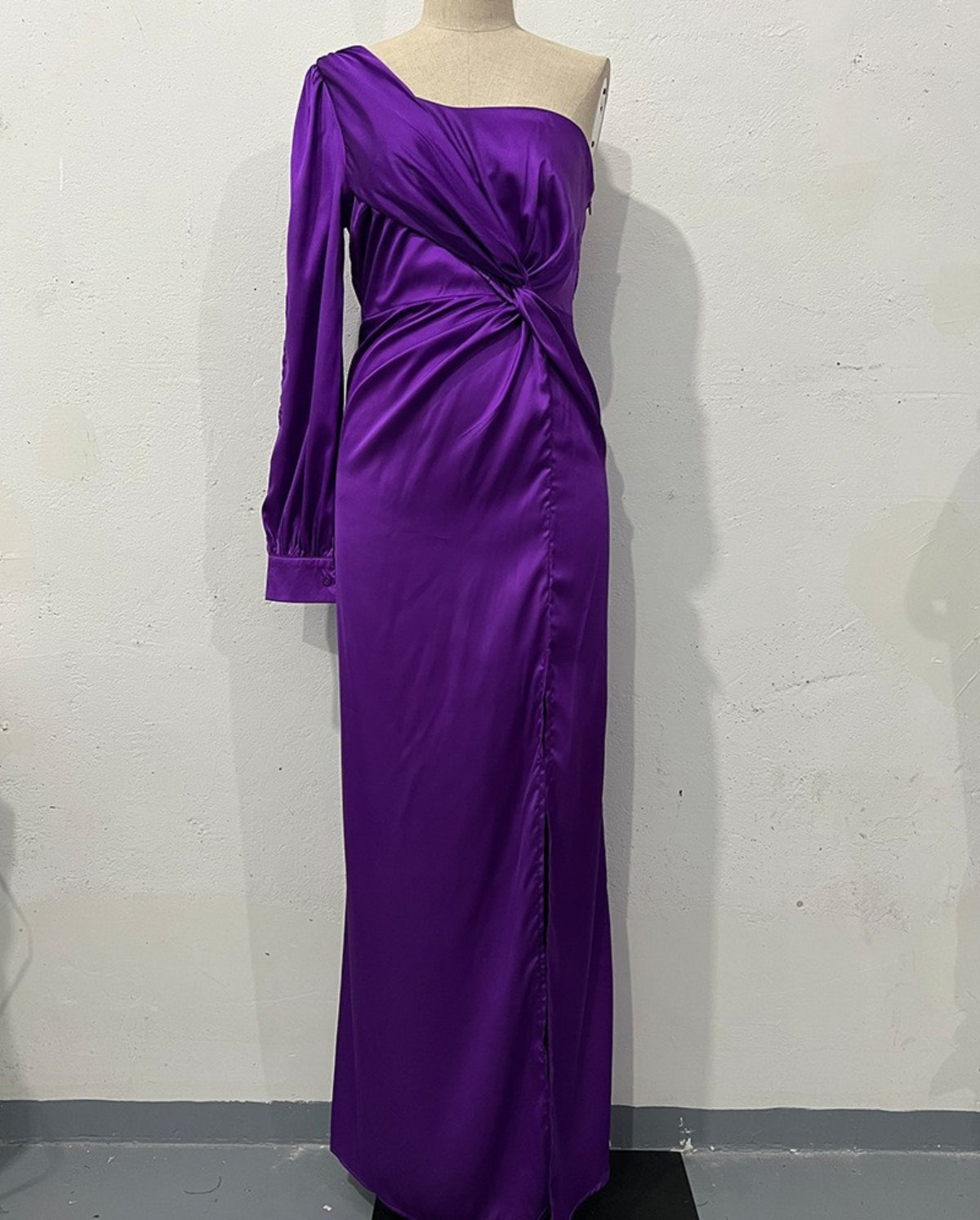 Elegantes Damen One-Shoulder-Kleid mit Schlitz