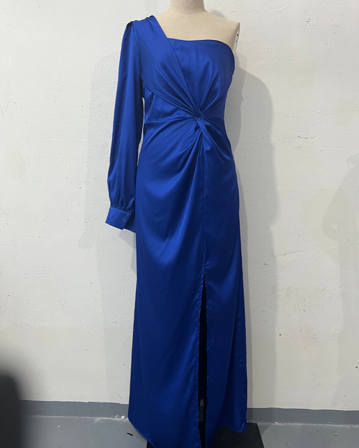 Elegantes Damen One-Shoulder-Kleid mit Schlitz