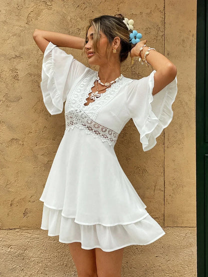 Weißes Damen-Sommerkleid Spitze Volants V-Ausschnitt Lockere Passform