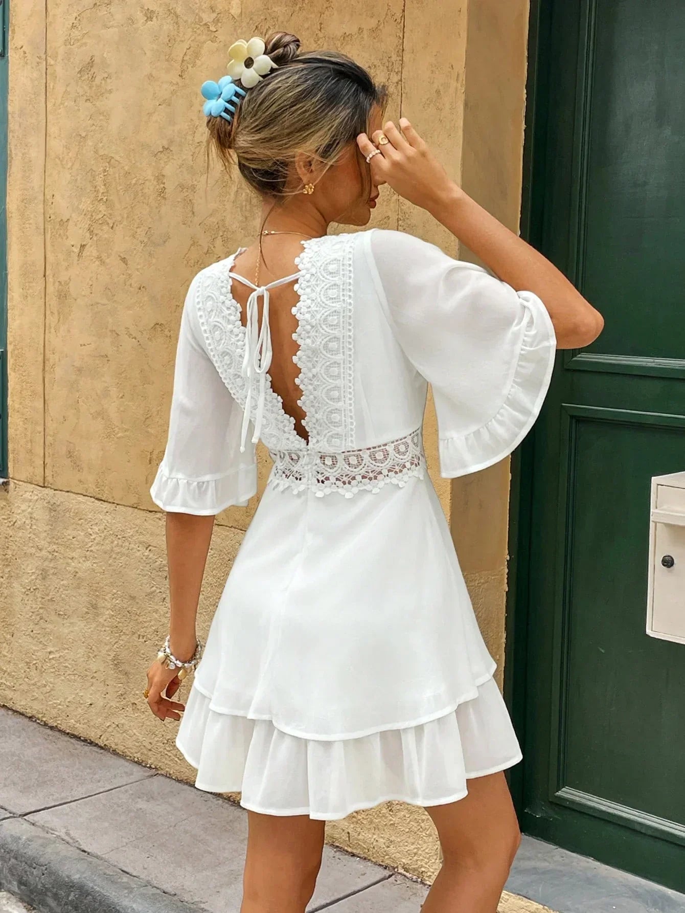 Weißes Damen-Sommerkleid Spitze Volants V-Ausschnitt Lockere Passform