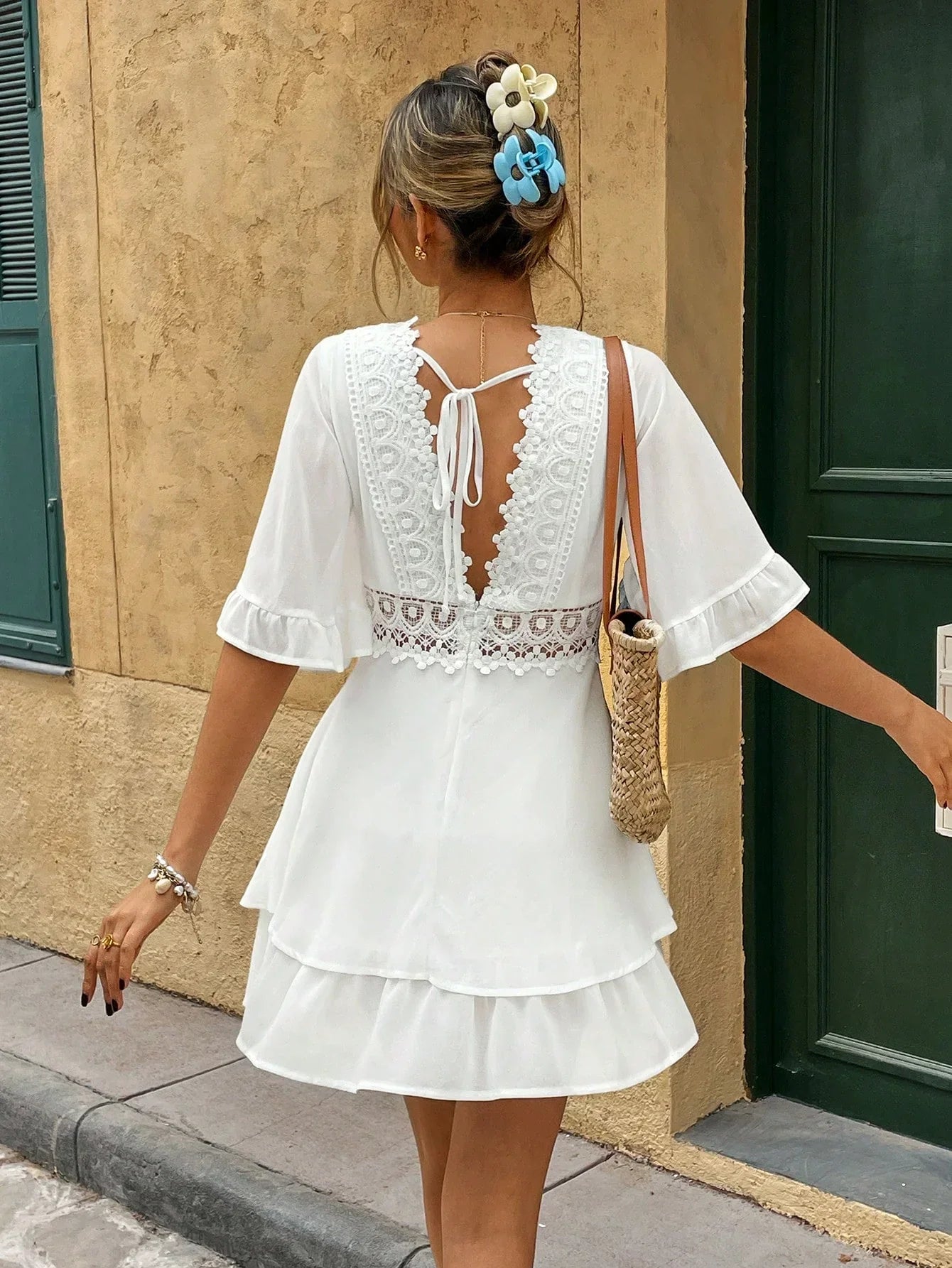 Weißes Damen-Sommerkleid Spitze Volants V-Ausschnitt Lockere Passform