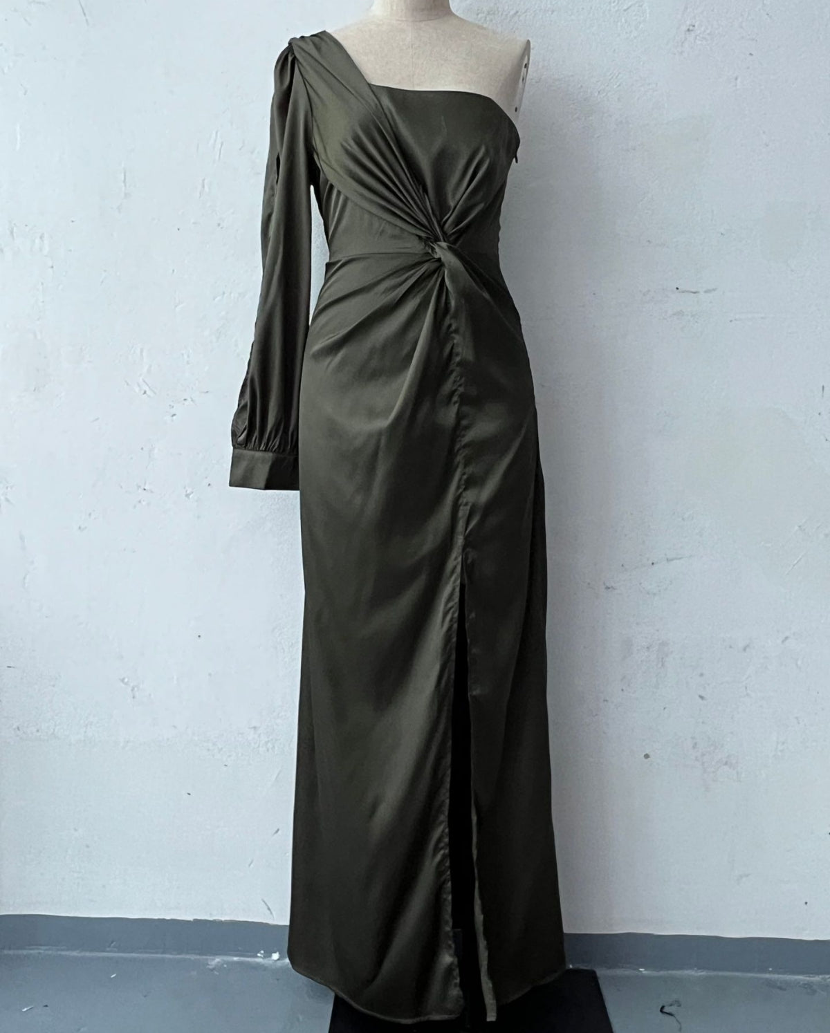 Elegantes Damen One-Shoulder-Kleid mit Schlitz