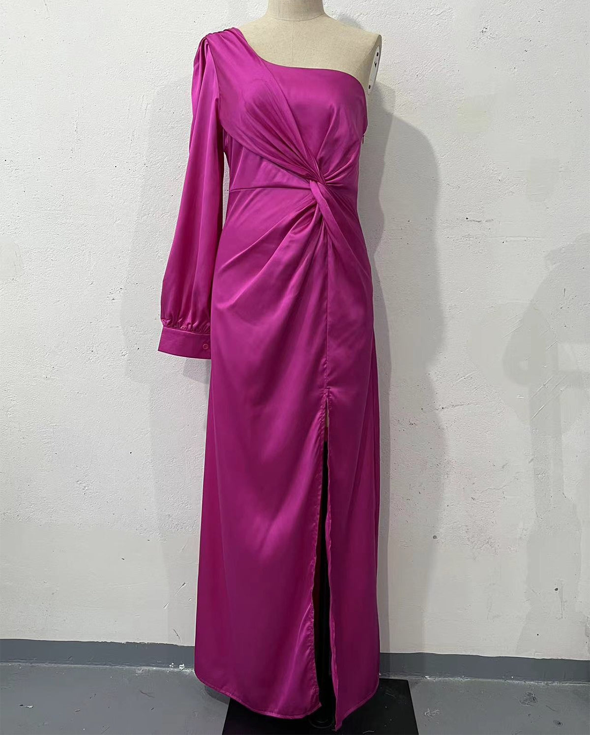 Elegantes Damen One-Shoulder-Kleid mit Schlitz