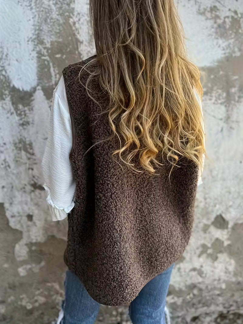 Luvira Teddy Weste in Braun – Rückansicht
