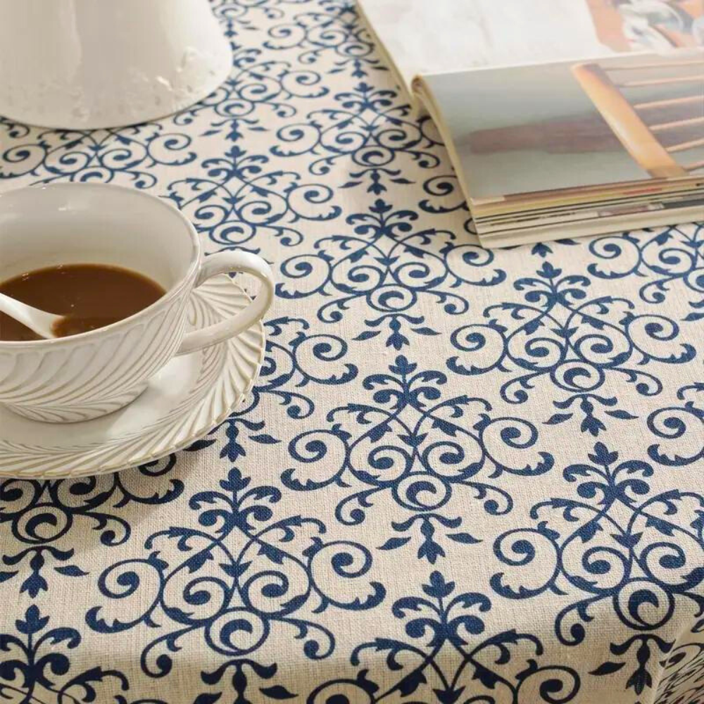 Gemusterte Tischdecke im Landhausstil