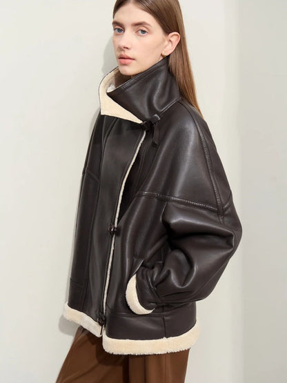 Braune Lederimitat-Jacke mit Shearling-Kragen, seitliche Ansicht.