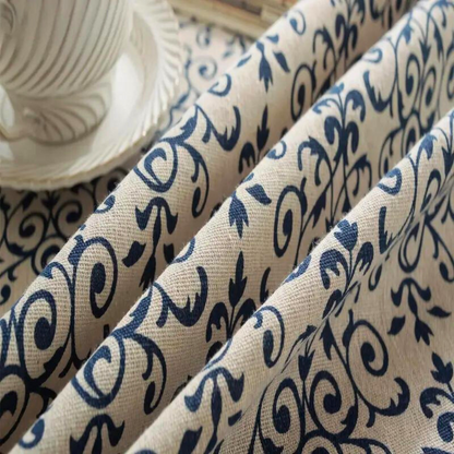 Gemusterte Tischdecke im Landhausstil