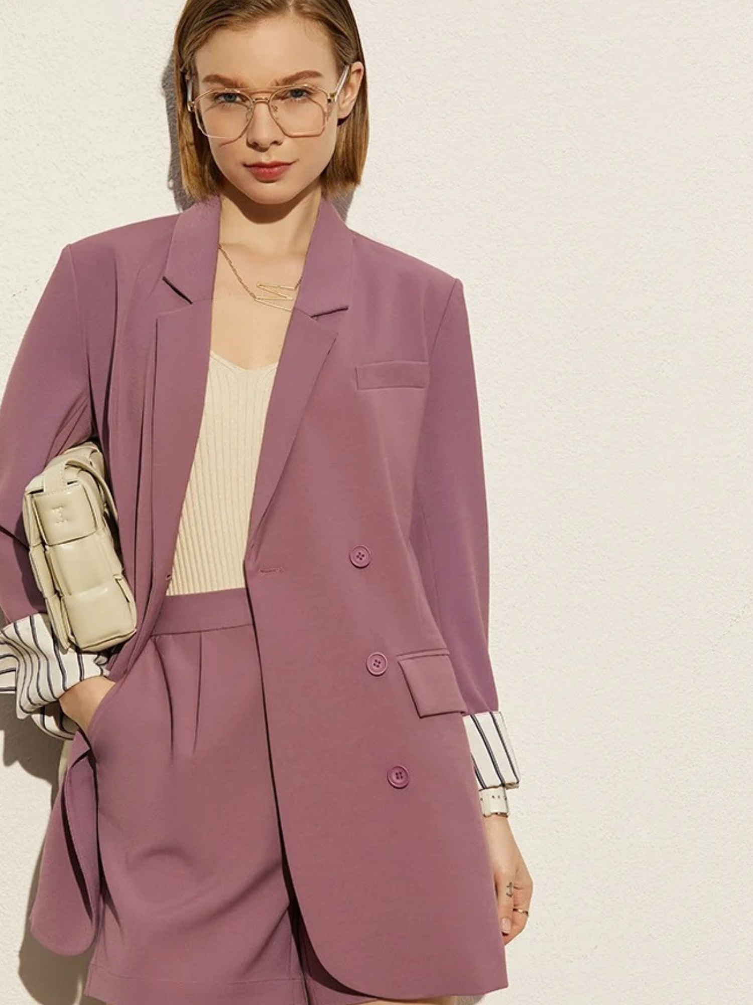 Lila Damen-Blazer mit Shorts, Modell frontal mit Tasche.