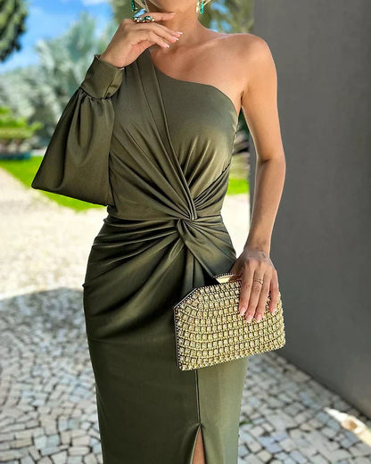Elegantes Damenkleid mit einer Schulter Lang