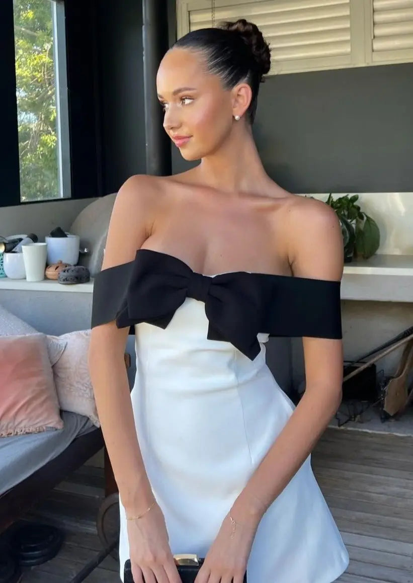 Weißes Damen Minikleid mit er Schleife und V-Ausschnitt
