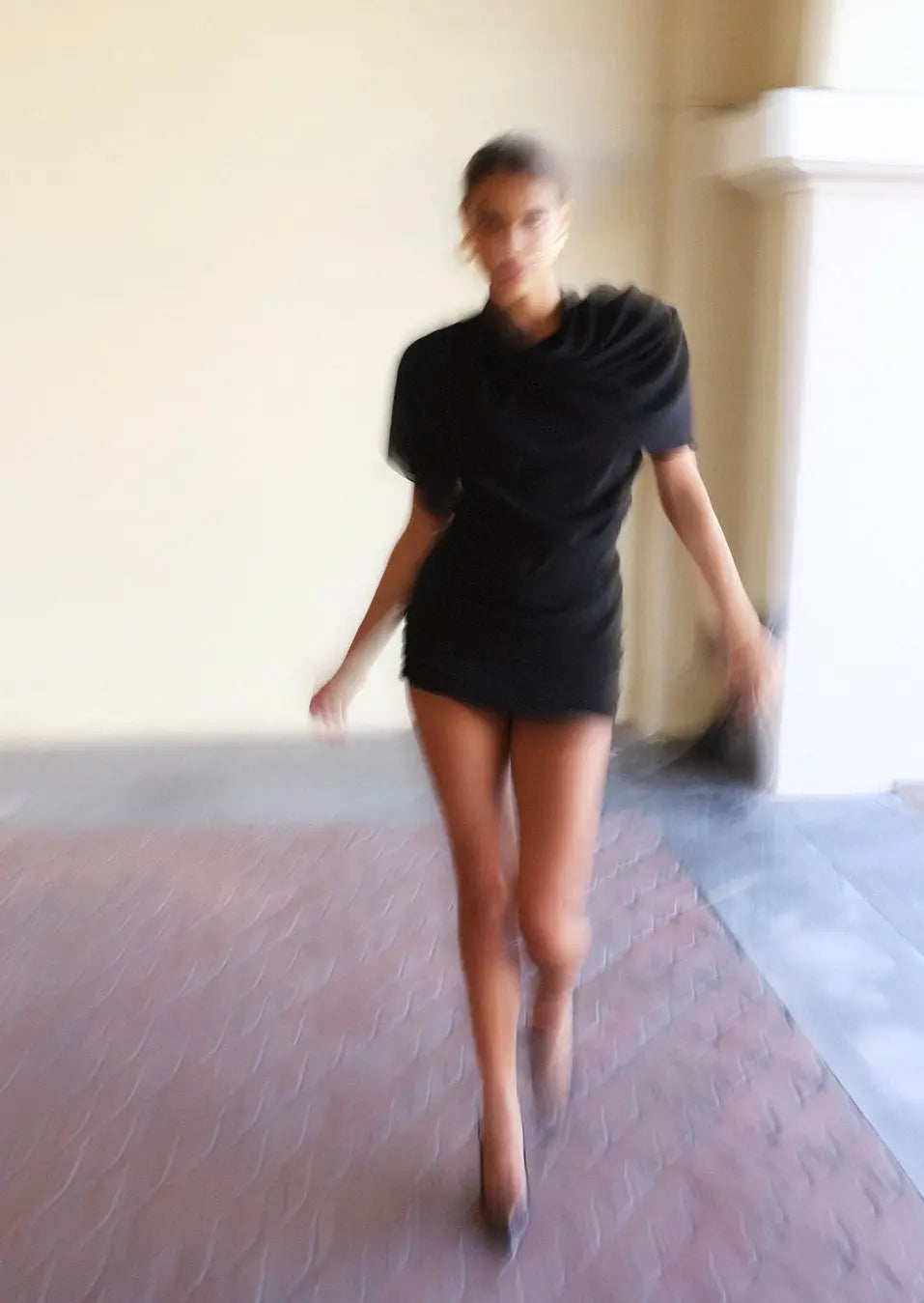 es Damen Minikleid Hohes Schulterdesign Drapé Stoff