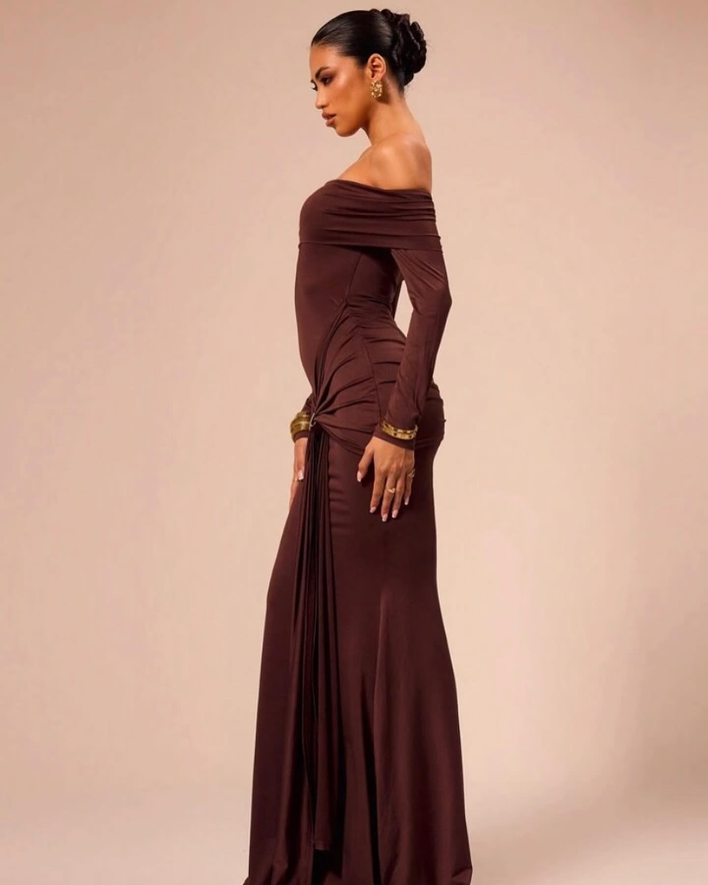 Figurbetontes Off-Shoulder Abendkleid mit Drapierung – Ganzkörperaufnahme
