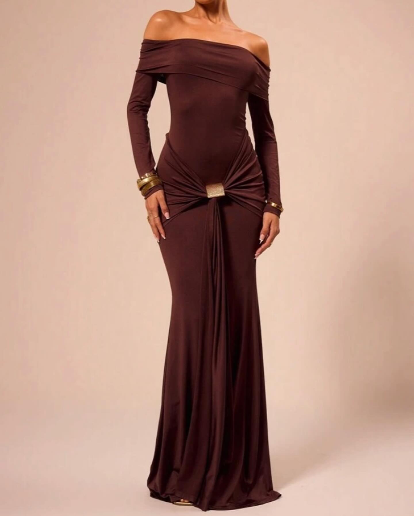 Majestic Allure Kleid mit Gold-Detail in der Taille – seitliche Ansicht
