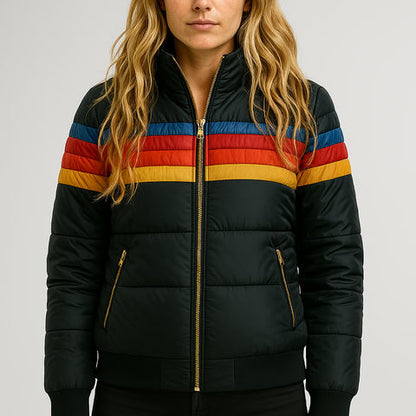 schwarze Pufferjacke mit Regenbogenstreifen und Reißverschlusstaschen, von Frau getragen