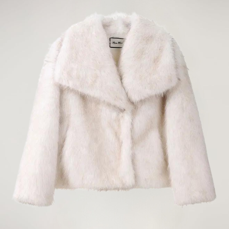 Weißer Fake Fur Mantel Damen Studioaufnahme

