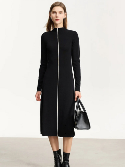 Schwarzes Strickkleid mit Reißverschluss, Modell frontal mit Tasche.