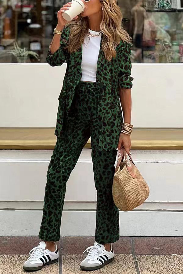 model trägt grünes leopard set blazer und hose damen mit sneakern
