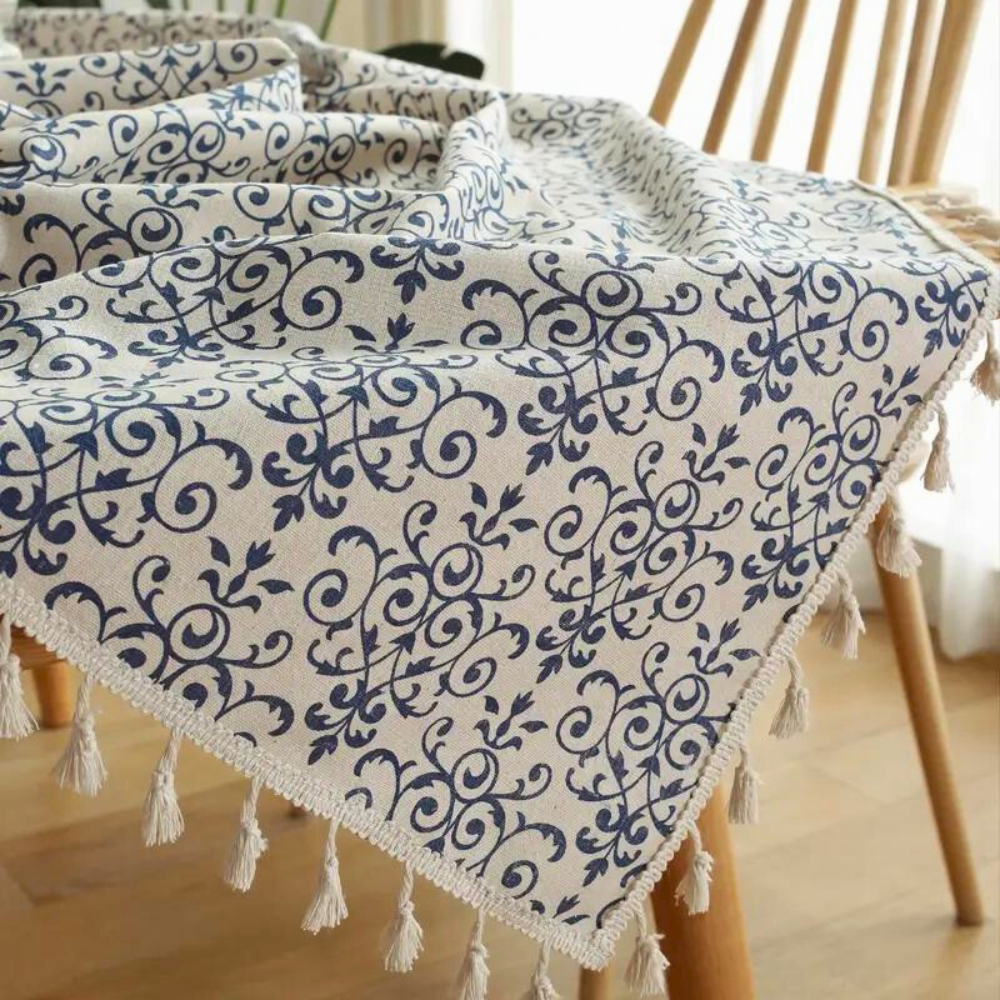 Gemusterte Tischdecke im Landhausstil