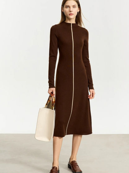 Braunfarbenes Strickkleid mit Reißverschluss, Modell frontal mit Tasche.