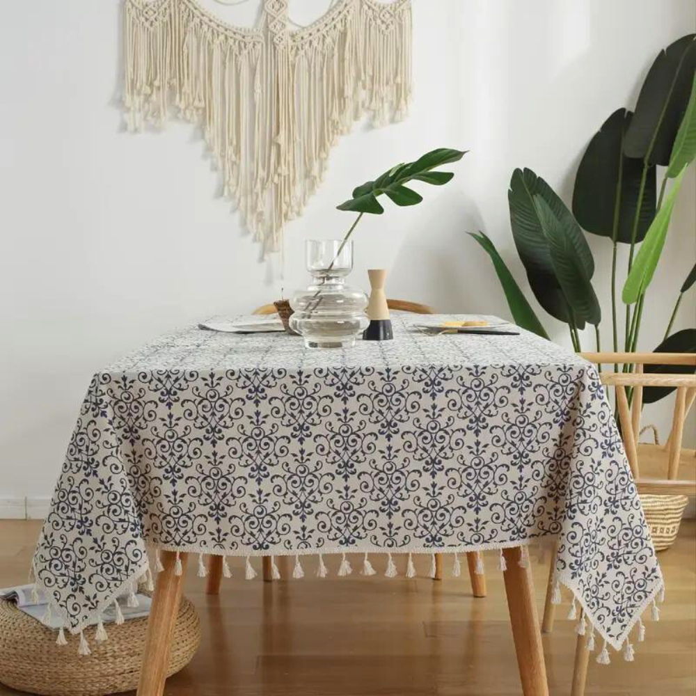 Gemusterte Tischdecke im Landhausstil
