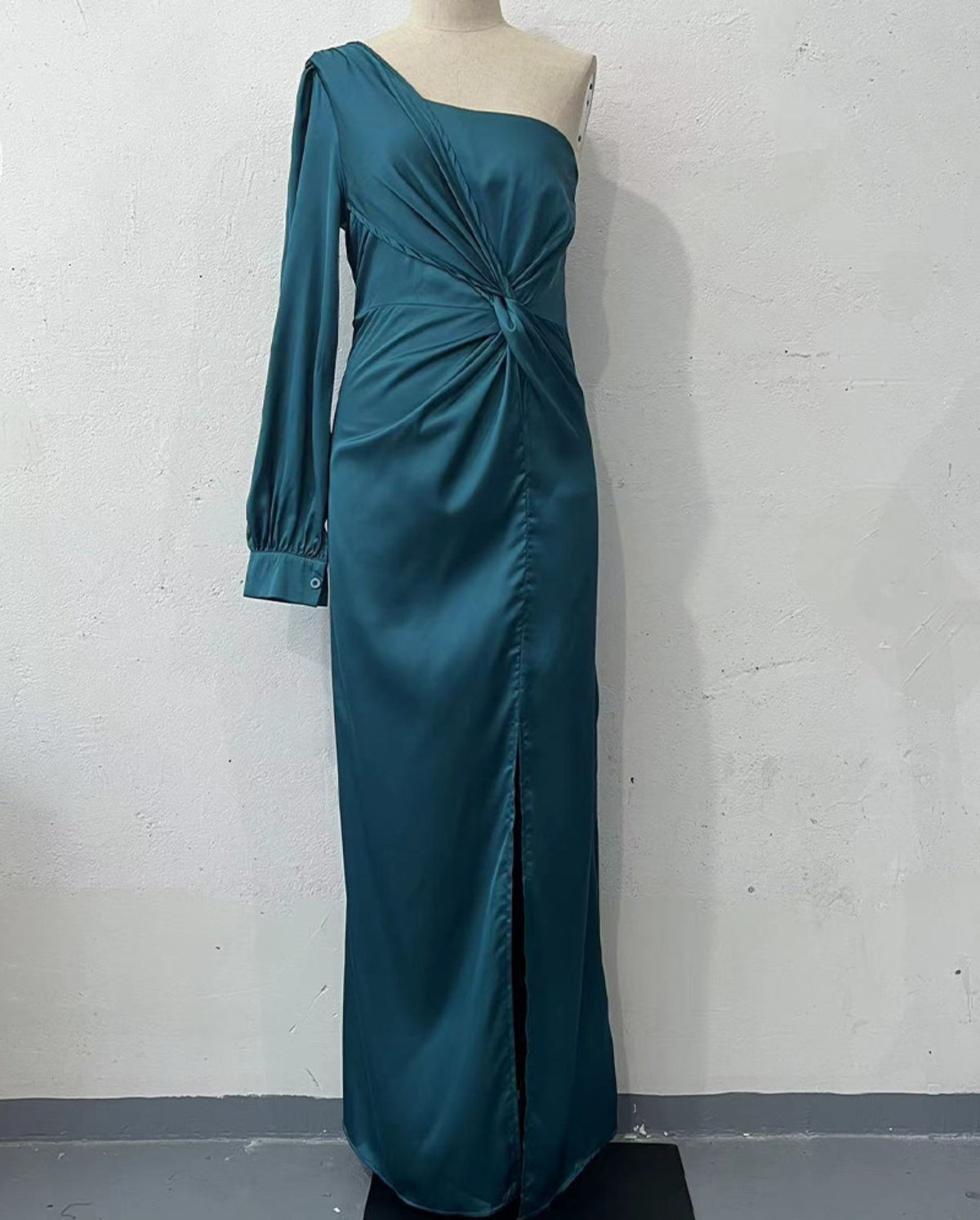 Elegantes Damen One-Shoulder-Kleid mit Schlitz