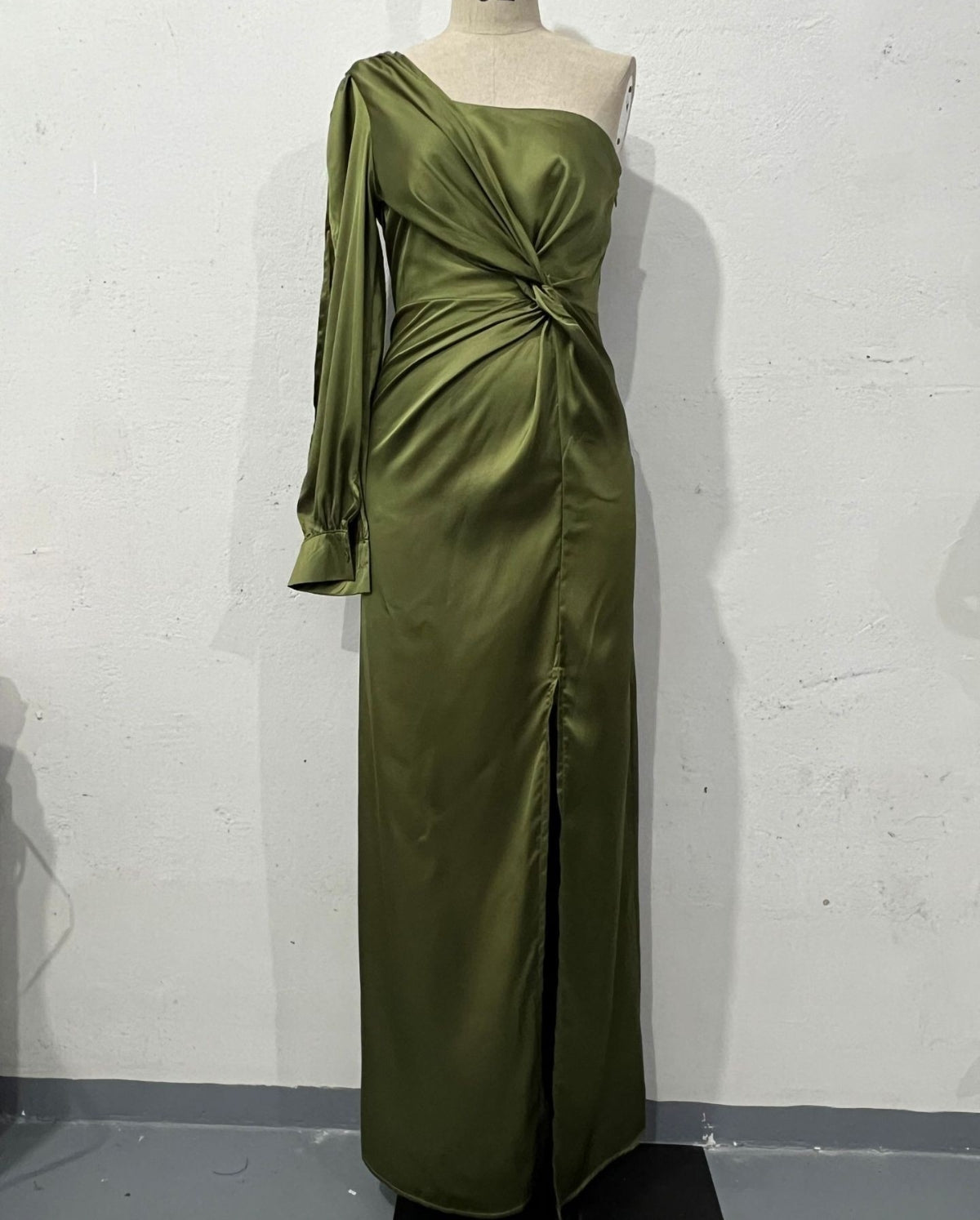 Elegantes Damen One-Shoulder-Kleid mit Schlitz