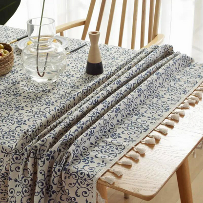 Gemusterte Tischdecke im Landhausstil