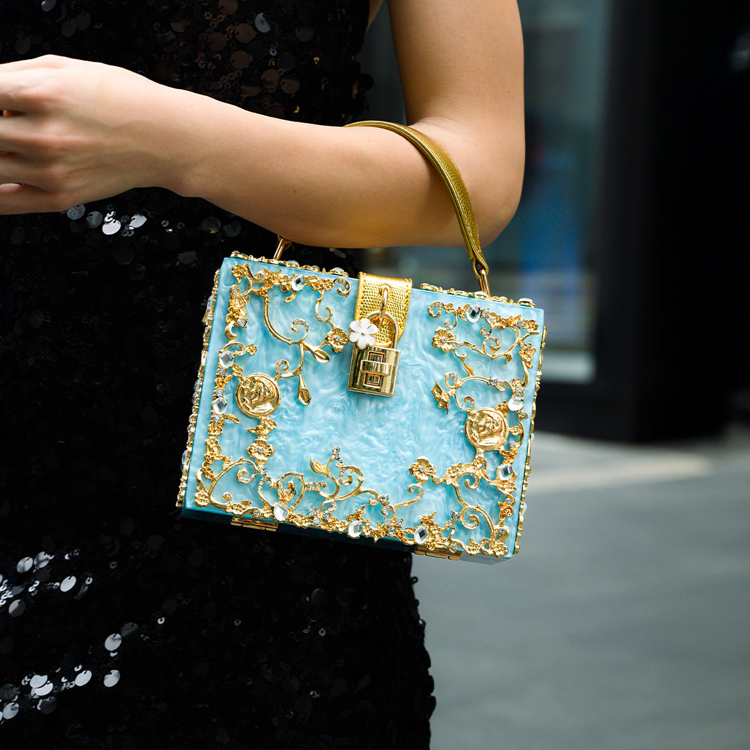 Himmelblaue Abendtasche Acryl mit Golddekor Barock
