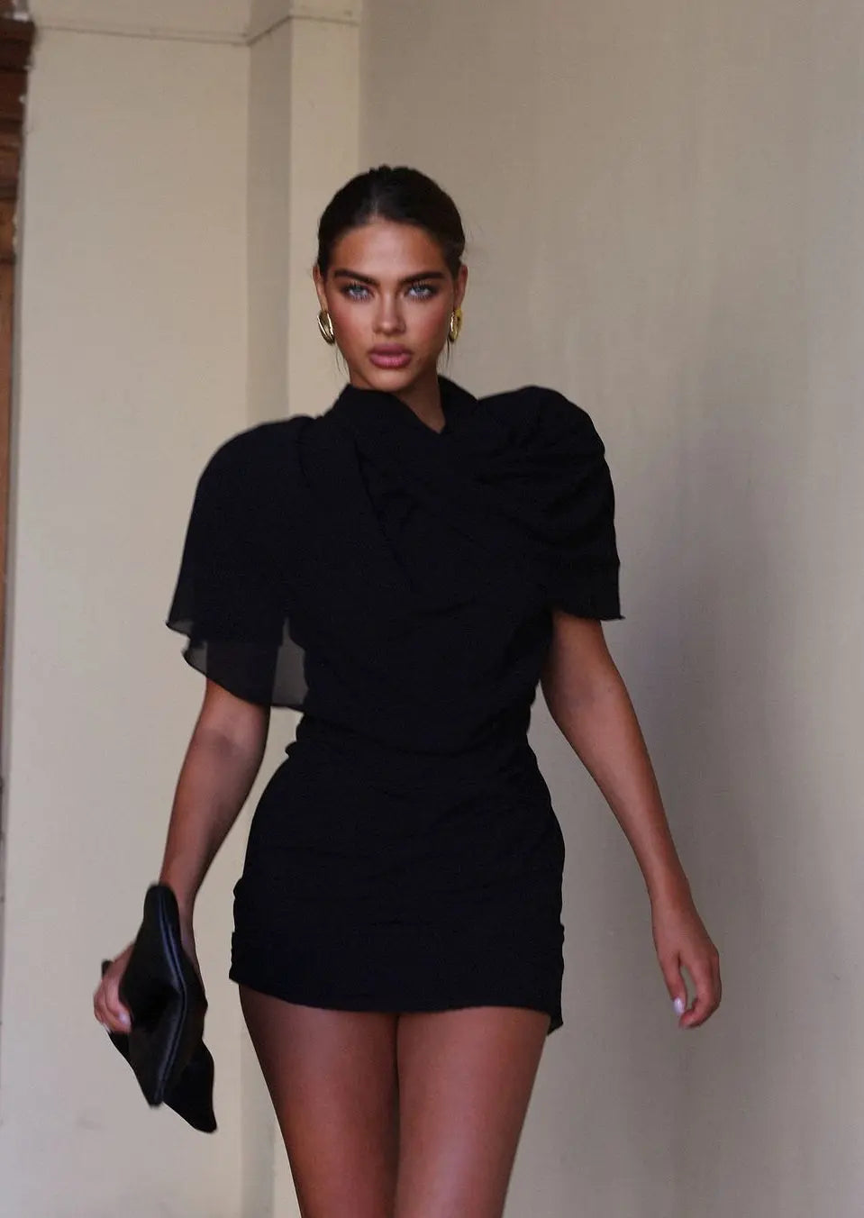 Schwarzes Damen Minikleid Hohes Schulterpartie Drapé Stoff Schwarz - Norvielle