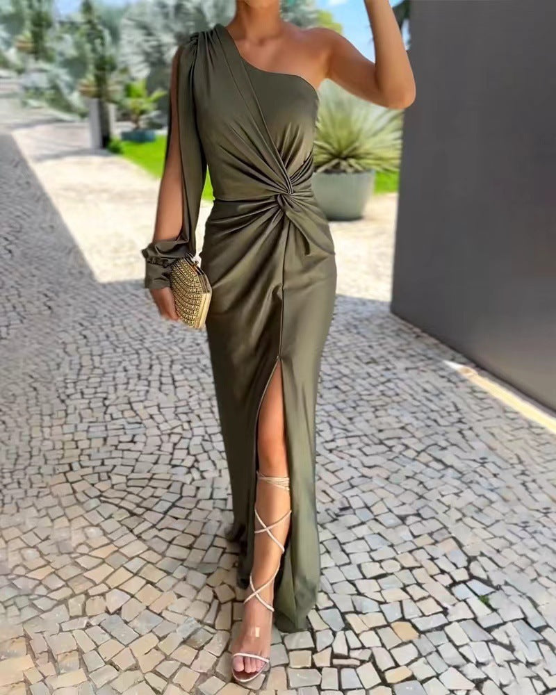 Einfarbiges Elarova Kleid mit diagonalen Schulterknoten und Schlitz