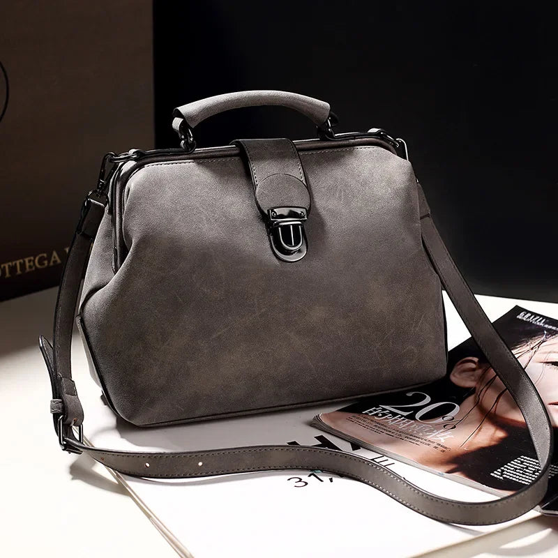 Elarova | Luxuriöse VintageInspirierte Handtasche mit Metallschnalle