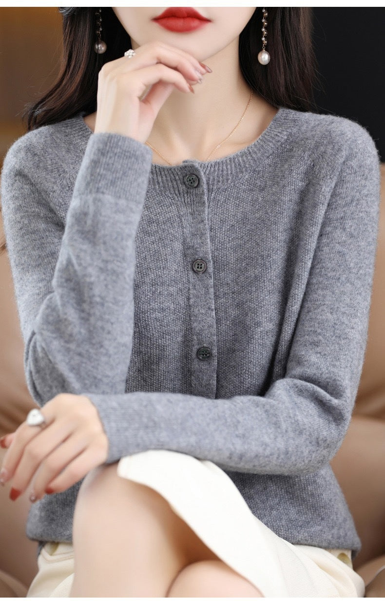 Elarova | Merino Wollstrickjacke Mit Rundhalsausschnitt Und Langen Ärmeln